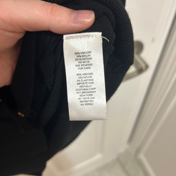 Women’s M Black Sweater Vest with Gold Snap Front - Picture 5 of 6